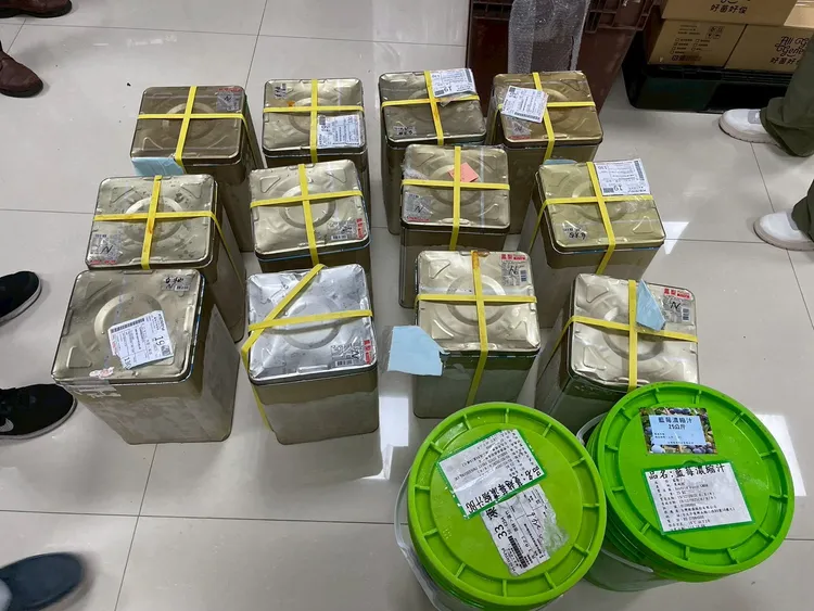 檢方發現業者指示員工以化學溶劑塗銷罐底原效期標示後，重新打印以延長保存期限。翻攝畫面