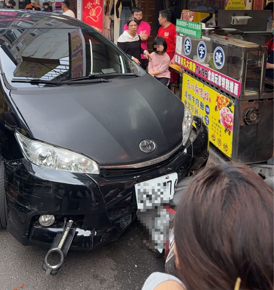 基隆夜市旁驚悚車禍!轎車失控衝撞店家 孕婦、女童4人傷