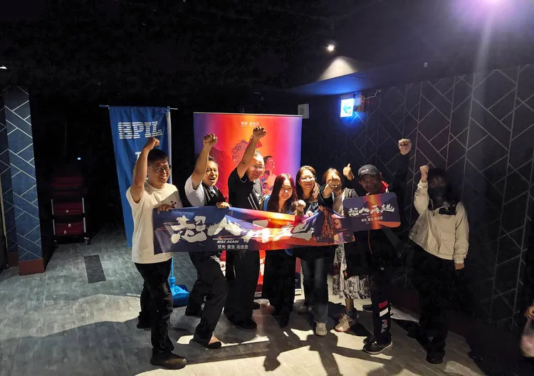 曲全立導演散場時還親切與矽品員工合影留念。矽品提供