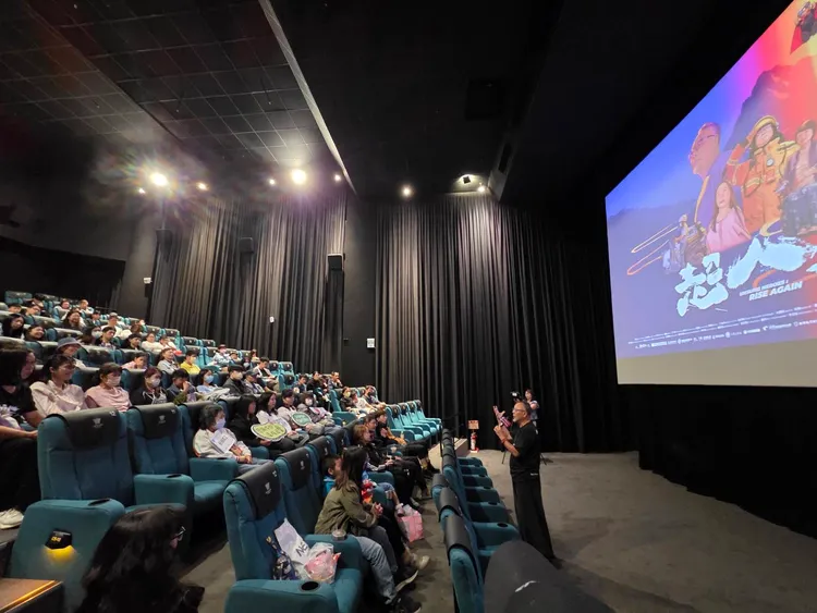 「半盲導演」曲全立導演親臨矽品公益包場，勉勵眾人化眼淚為成長的翅膀。矽品提供