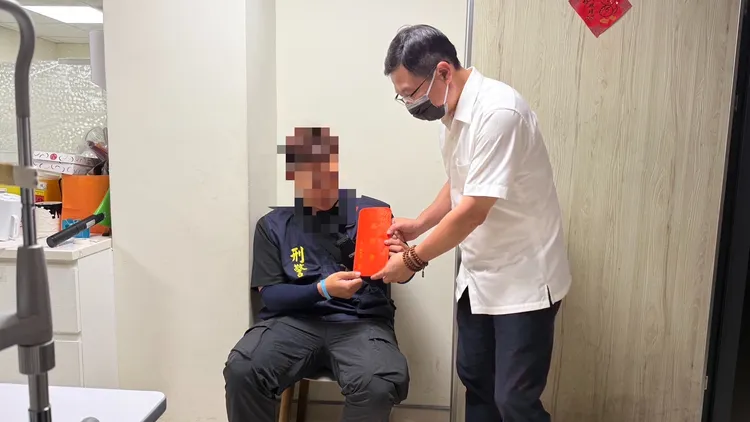 警方慰問受傷員警。民眾提供