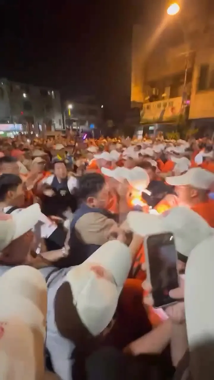 員警與大批橘衣人爆發推擠衝突。Threads/jacky.627 提供