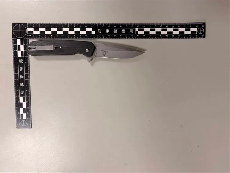警方於3人身上搜出摺疊刀。翻攝畫面