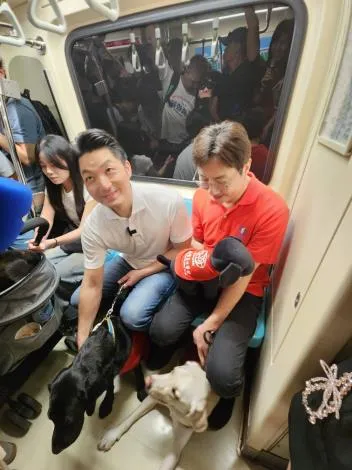 蔣萬安與惠光導盲犬搭乘「狗狗友善列車」。北捷提供