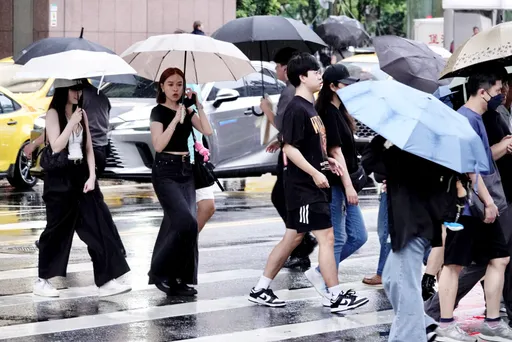 全台有雨！7縣市發大雨特報　東北季風明增強