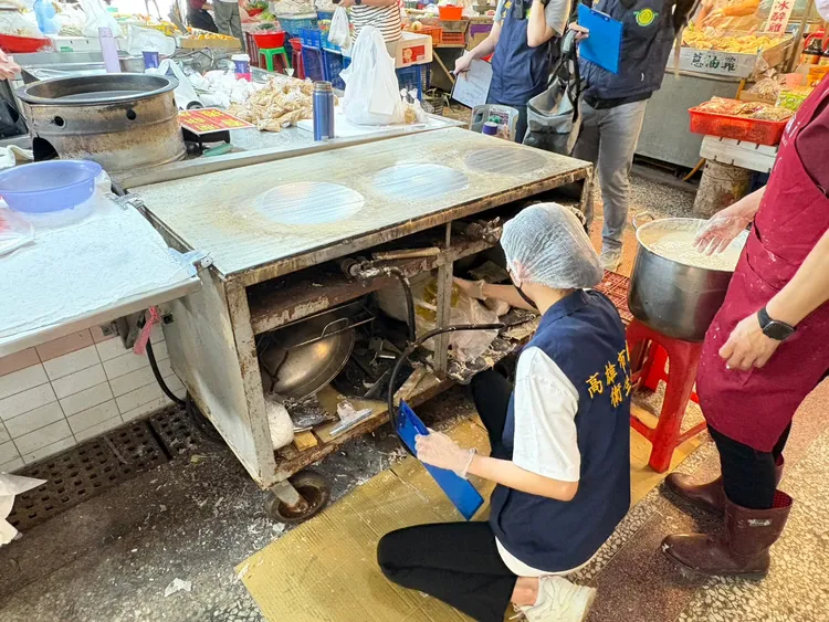 高雄市衛生局稽查正義市場春捲攤爆食物中毒。翻攝畫面