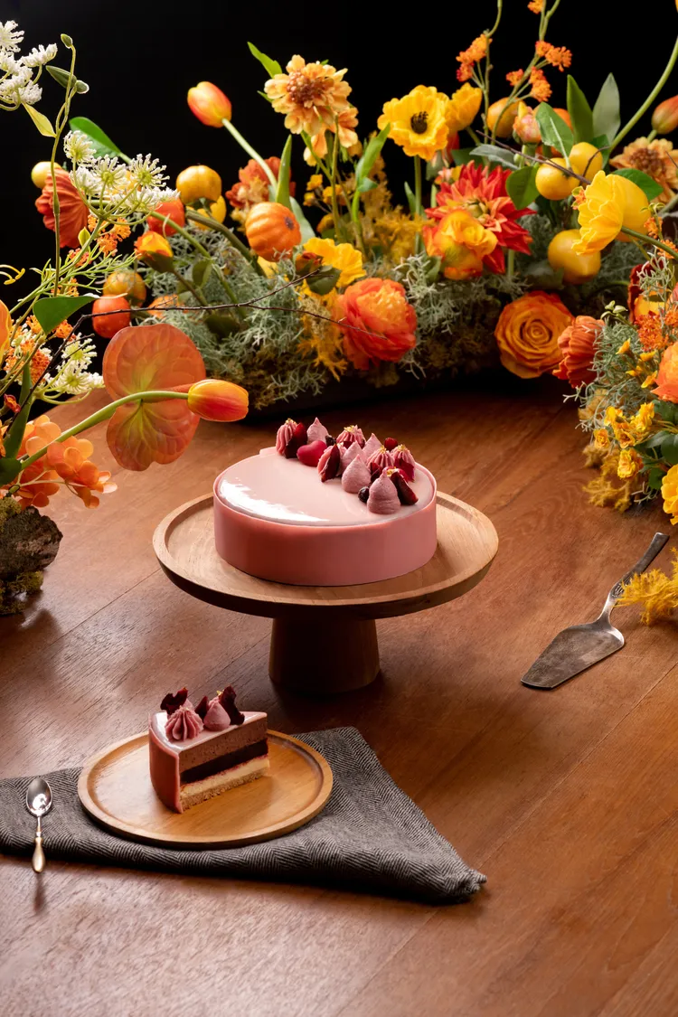 母親節限定櫻桃蛋糕，以莓果點綴，搭配慢火熬煮的櫻桃果餡以及巧克力蛋糕，透過果酸與可可香氣的層次堆疊，呈現適合節慶共享的甜蜜選擇。台北慕軒飯店，臻品之選提供