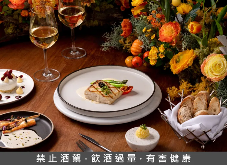 「原木炭烤澎湖海鱺」運用炭火帶出海魚緊實肉質與鮮味，搭配簡約配菜呈現食材質樸美味。台北慕軒飯店，臻品之選提供