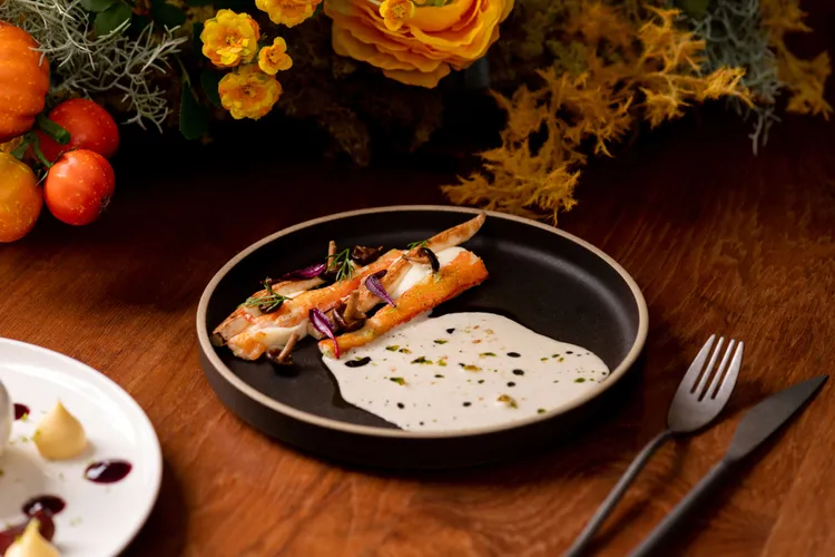 「焦化奶油嫩煎土庫白蘆筍，松葉蟹，柳松菇榛果絲絨奶油醬」搭配榛果絲絨奶油醬，透過法式醬汁工法呈現細緻層次。台北慕軒飯店，臻品之選提供