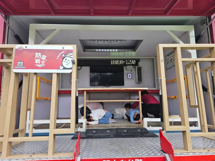 地震車、濃煙屋全出動，小朋友親身體驗超震撼。消防局提供