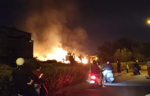 宜蘭木材工廠深夜火警！烈焰濃煙竄天　警消出動百人搶救