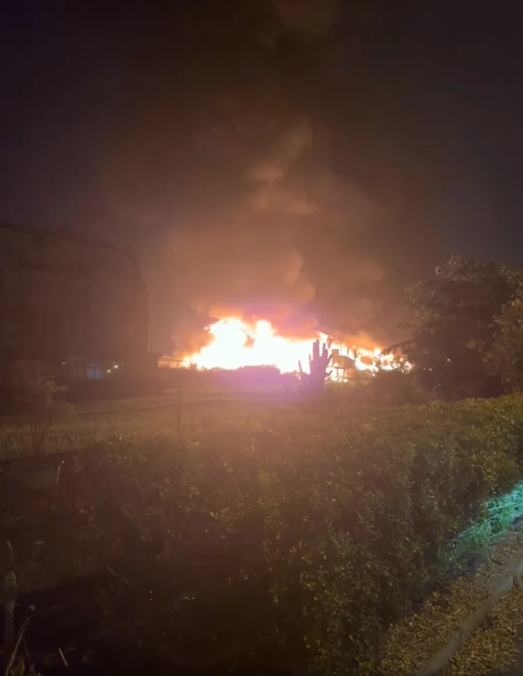 火勢發生後迅速吞噬整間廠房。翻攝宜蘭知識+