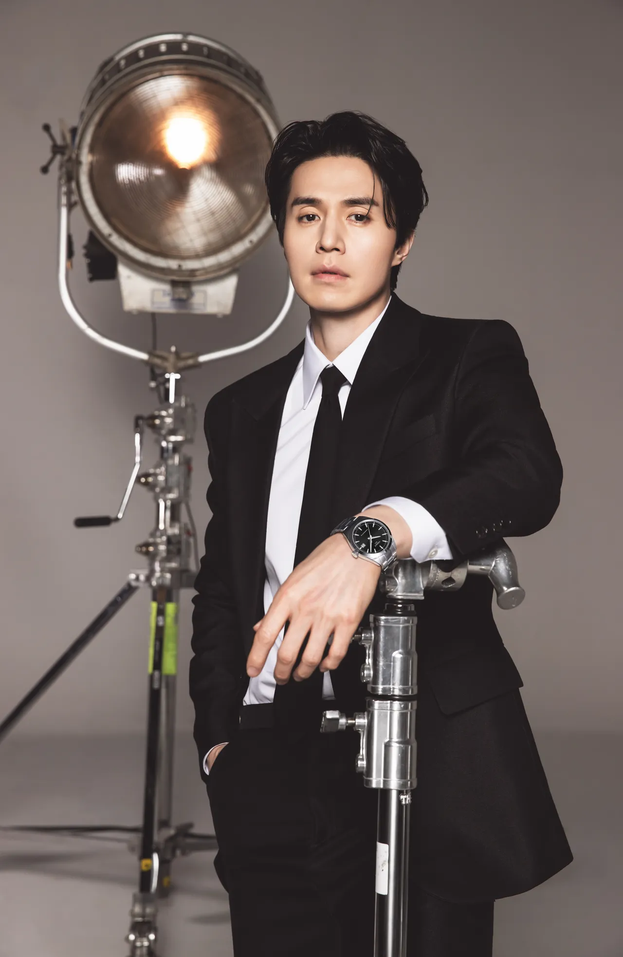 Gentleman紳士系列38mm自動腕錶成為李棟旭在片場的時髦夥伴。品牌提供