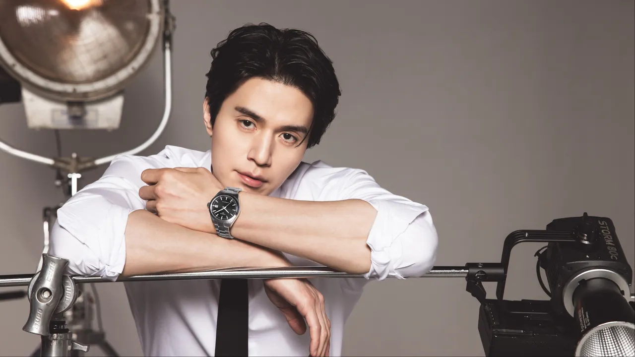 李棟旭演繹天梭表Gentleman紳士系列38mm自動腕錶。品牌提供