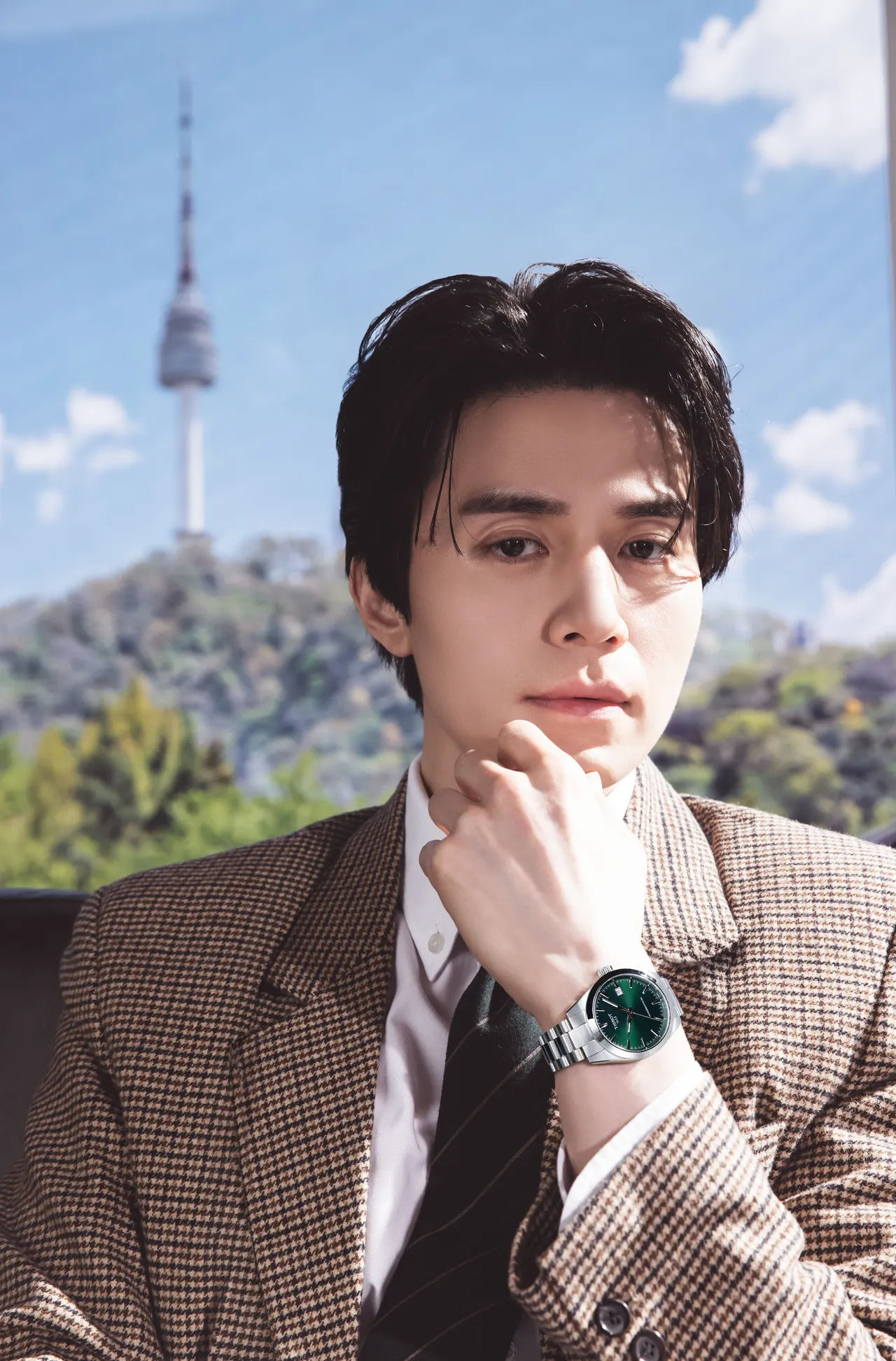 李棟旭以深邃眼神與凍齡帥顏演繹當代紳士魅力。品牌提供
