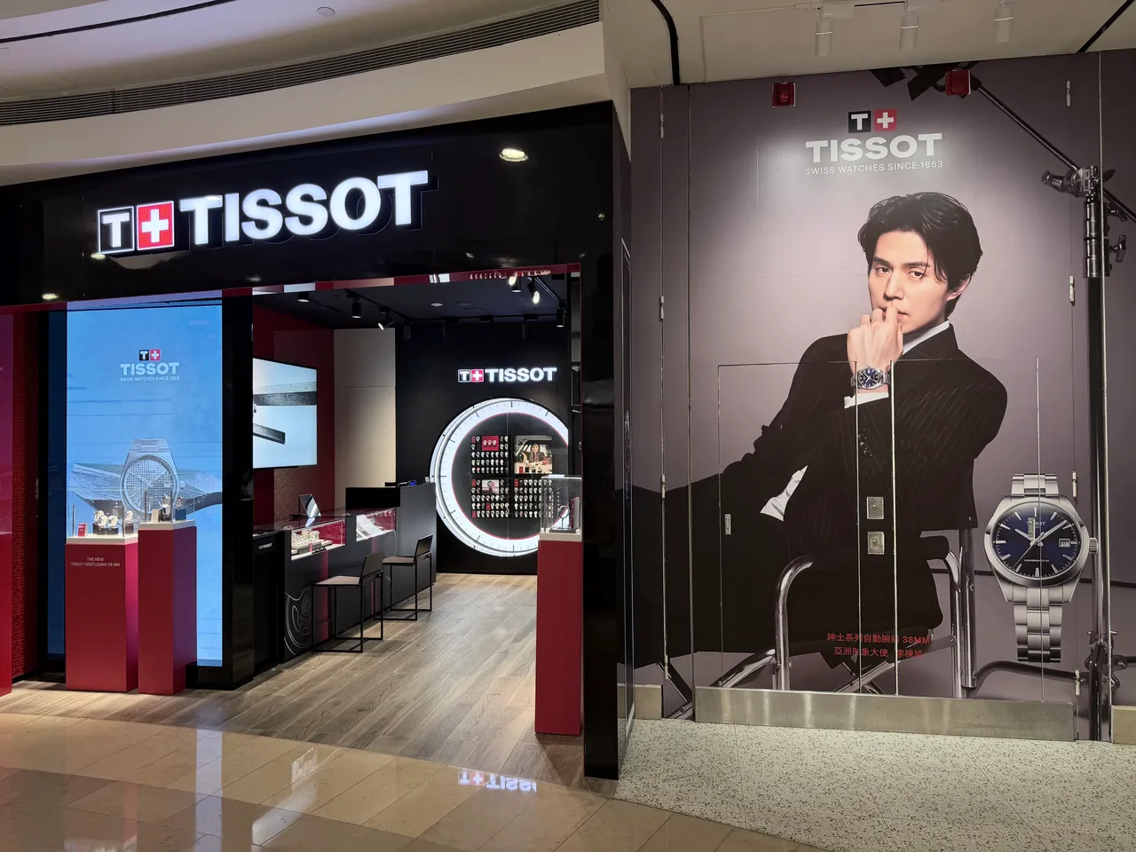 天梭表位於台北101的直營專櫃換上李棟旭最新形象照。品牌提供