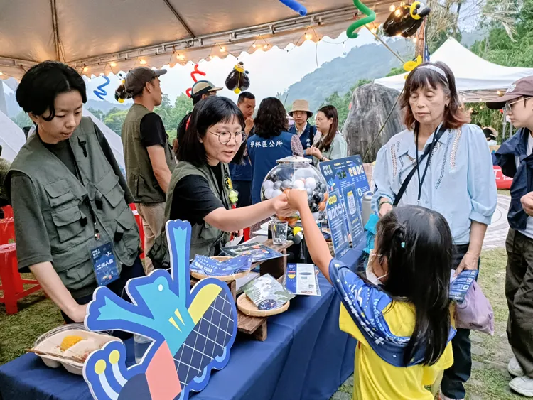 坪林螢光季活動期間於螢光護照累計滿額即可兌換轉蛋，有機會獲得限量玻璃杯及特色周邊好禮。公所提供