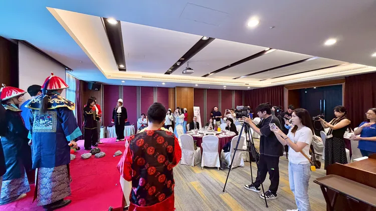 福容大飯店淡水漁人碼頭店發佈會由淡江大學歷史學系學生，帶來話劇演出「清法戰爭滬尾宴1002—法軍大砲擊」，重現清法戰爭中，法軍進攻滬尾的歷史片段。業者提供