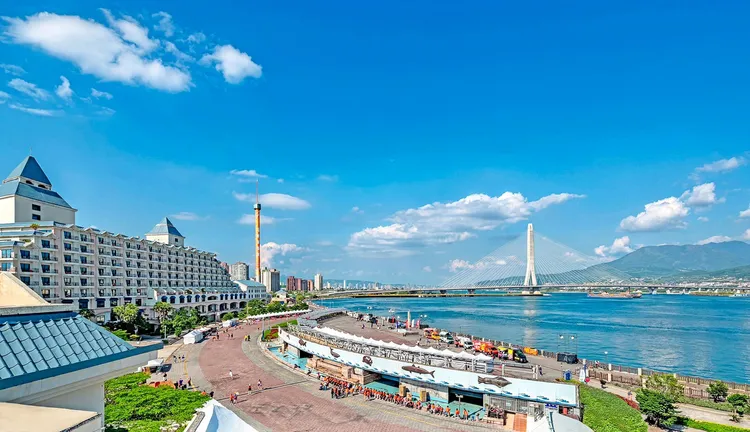 福容大飯店淡水漁人碼頭店外觀與淡江大橋日景照。業者提供