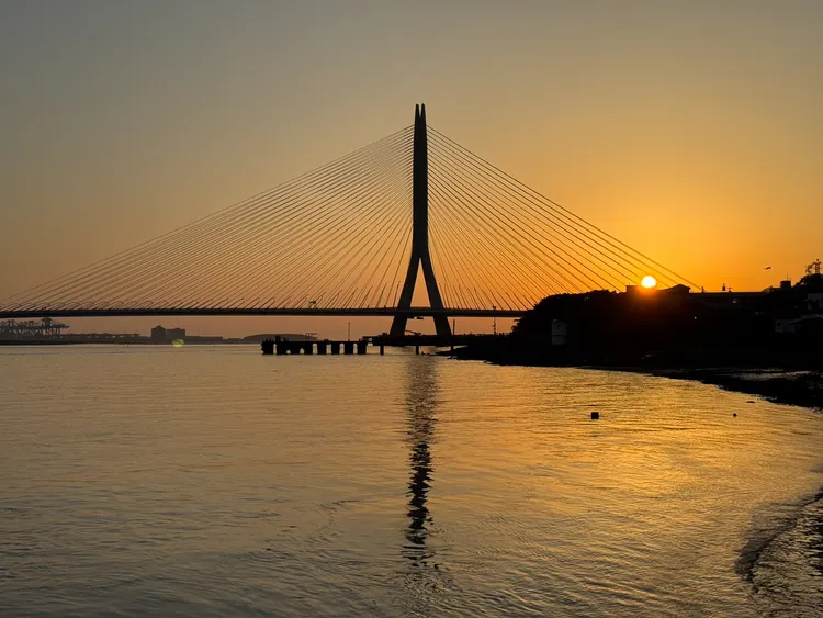 淡江大橋夕陽景色。業者提供