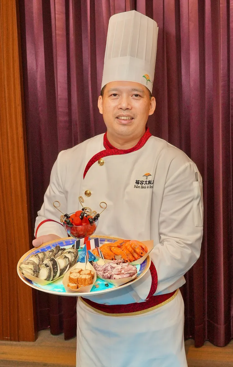 主廚呂家興手拿清法戰爭滬尾宴1002—法軍大砲擊菜色-四艦連發(小卷、雞捲、花雕蝦、南非鮑)。業者提供