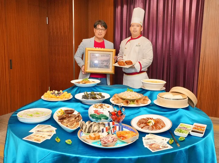 淡水福容大飯店主廚呂家興（右）與主辦單位淡江大學歷史學系主任李其霖（左）合影，呈現「清法戰爭滬尾宴1002—法軍大砲擊」主題料理，透過飲食創意詮釋清法戰爭中滬尾戰役的歷史。業者提供
