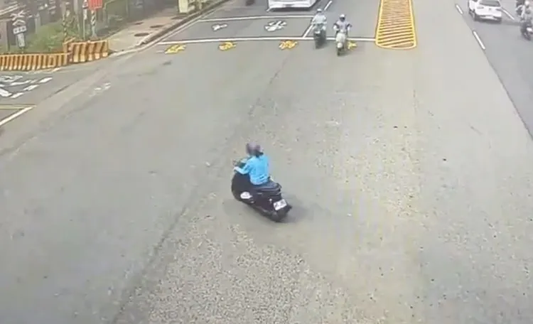 女騎士未依規定兩段式左轉。翻攝畫面