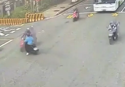 機車未依規兩段式左轉釀禍！遭對向騎士擦撞　3人輕傷送醫
