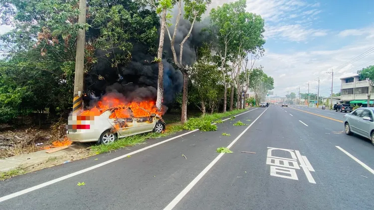警消到場時駕駛已經自行脫困，輕傷送醫沒有生命危險。民眾提供