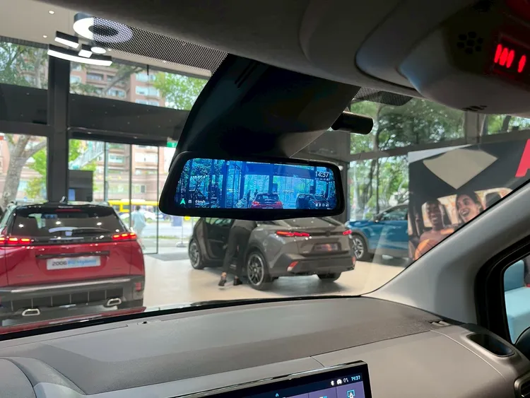 2026年式車系全面標配整合式電子後視鏡與行車紀錄器，兼顧行車安全與車室整合度。周奕豪攝