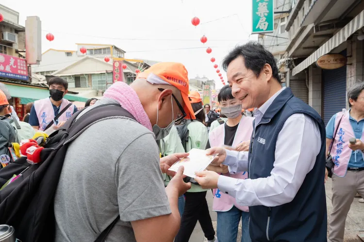 交通部政務次長伍勝園發放結緣品。交通部提供