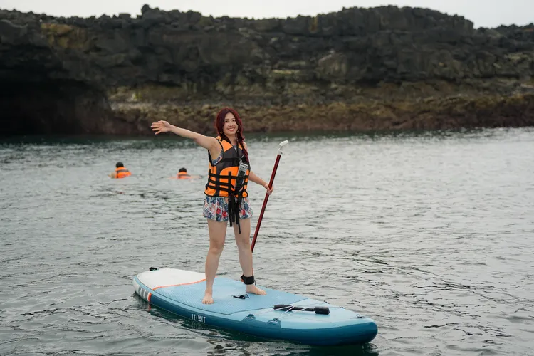 鐵砧嶼近年成為吸引SUP立槳玩家的熱門海域。田欣雲攝