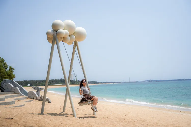 「雲朵鞦韆」是林投公園內知名的打卡景點。田欣雲攝