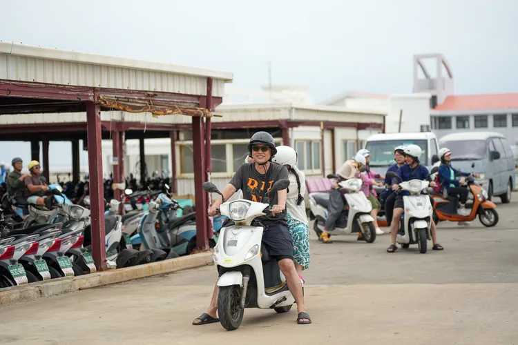 吉貝嶼上可租借電動機車環島。田欣雲攝