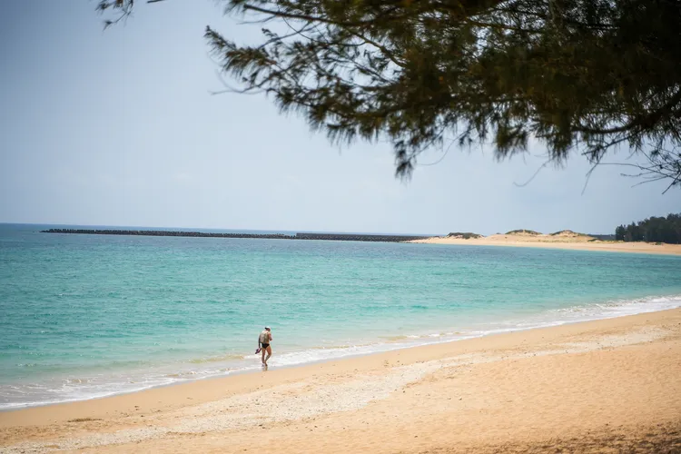 林投公園沙灘與隘門沙灘相連成「林投隘門黃金海岸步道」。田欣雲攝