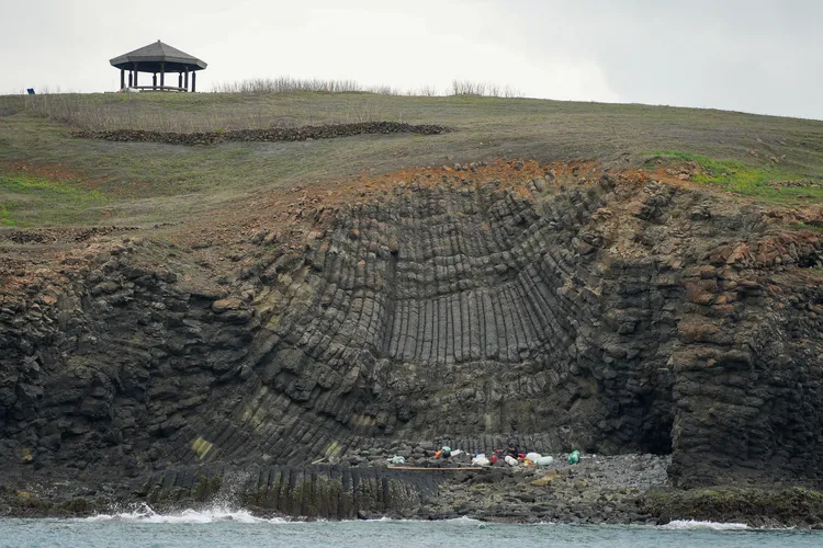 在鐵砧嶼也能觀察到柱狀玄武岩地形。田欣雲攝