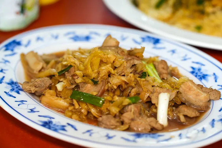 「菜酸炒肉」以澎湖高麗菜酸入饌，酸香開胃。田欣雲攝