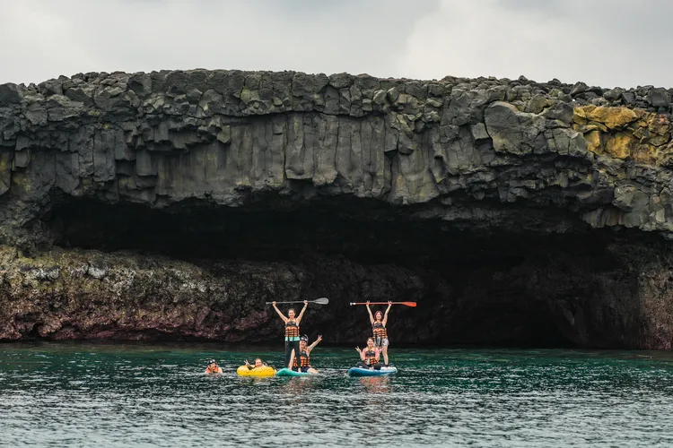 島嶼北側因火山角礫岩較脆弱，被海浪侵蝕出一個巨大的海蝕洞。田欣雲攝