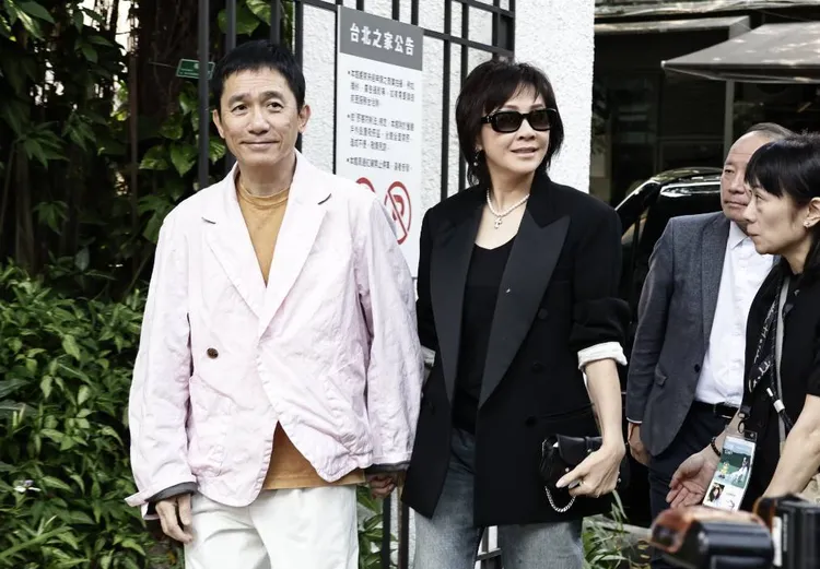 梁朝偉和劉嘉玲手牽手現身。攝影中心攝