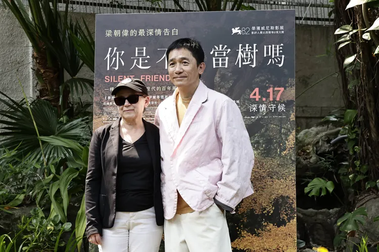 梁朝偉（右）和導演伊爾蒂蔻恩伊達合作《你是不會當樹嗎》記者會。攝影中心攝