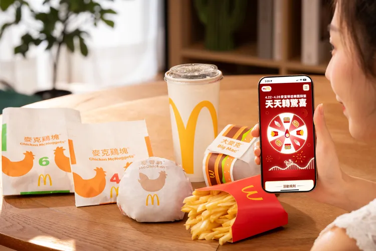 期間每名會員每日可參與一次轉盤遊戲，有機會獲得APP限定「手機點餐買就送」優惠券。麥當勞提供