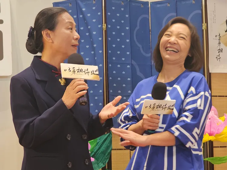 劉香君（右）和角色原型互動溫暖。大愛提供