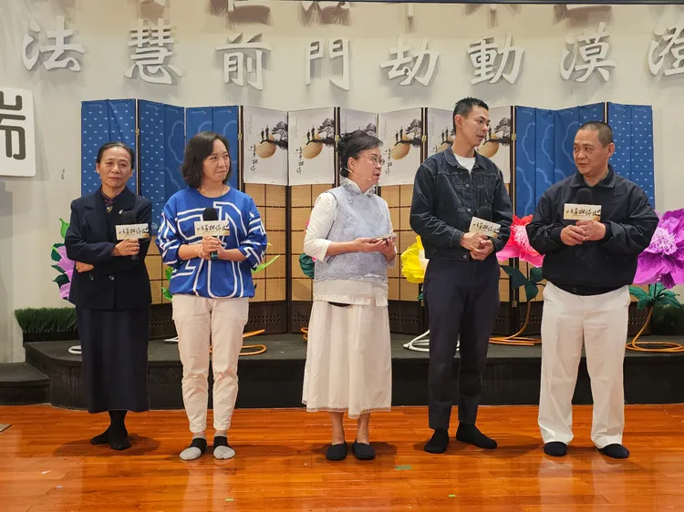 孫綻（右二）和劉香君（左二）為戲宣傳。大愛提供