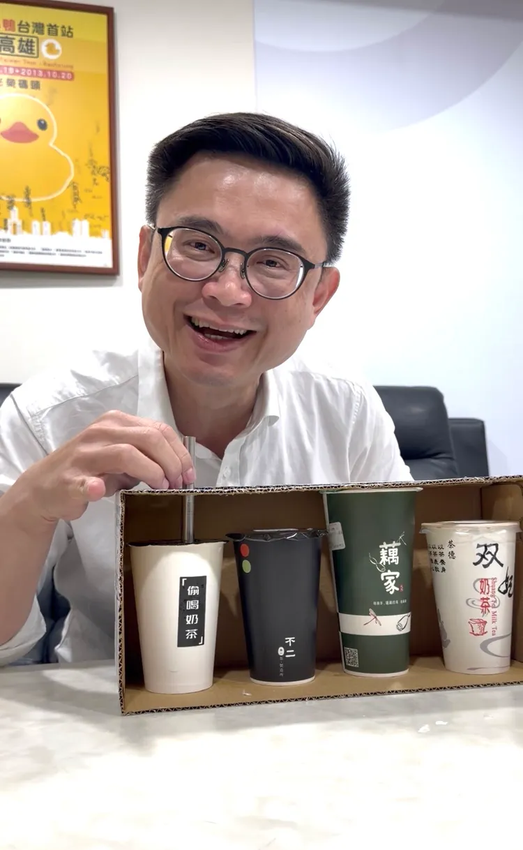 賴瑞隆盲測珍奶。翻攝畫面