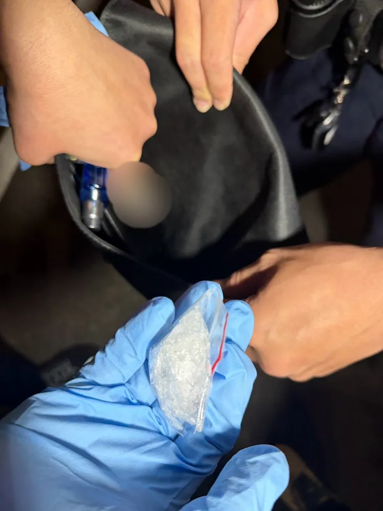 警方在車上包包查獲毒品。民眾提供