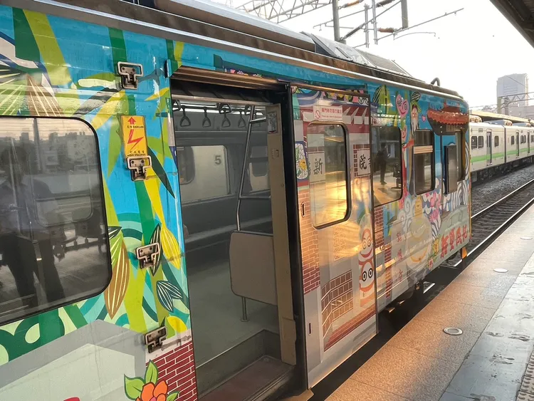 台鐵內灣線1804次發生旅客行動電源自燃。鐵路警察局提供