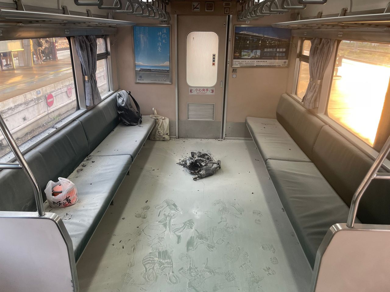 台鐵又傳行動電源自燃 列車長機警先行撲滅未有人員傷亡