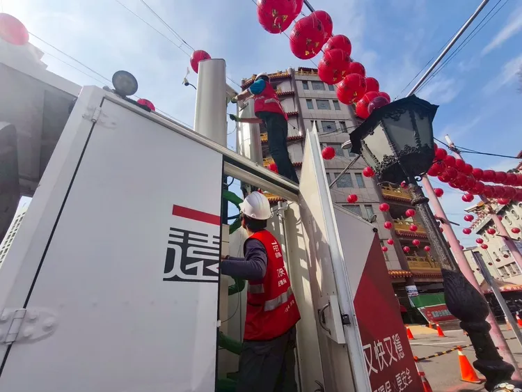 遠傳電信運用AI分析歷年遶境數據預測高人流熱區，提前擴充超過600個基地台容量。遠傳電信提供