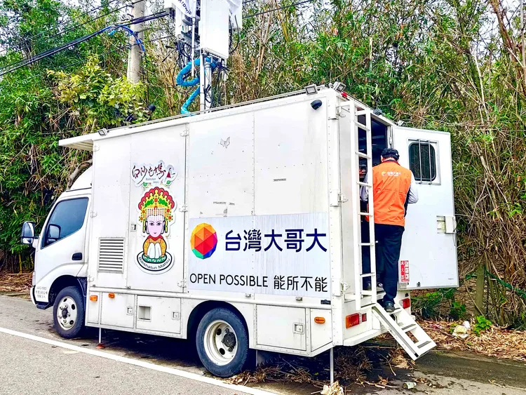 台灣大哥大今年提前成立「媽祖進香網路指揮中心」，並首度導入Agentic AI人流動態資源管理機制。台灣大提供