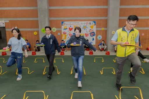 一日小市長提案實現！　高虹安赴東門國小與學童同樂闖關